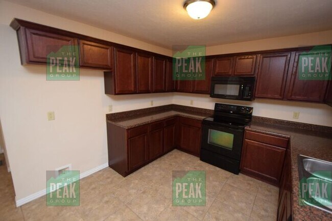 Building Photo - 3 Bedroom 2 Bath Home With Bonus Room In U...