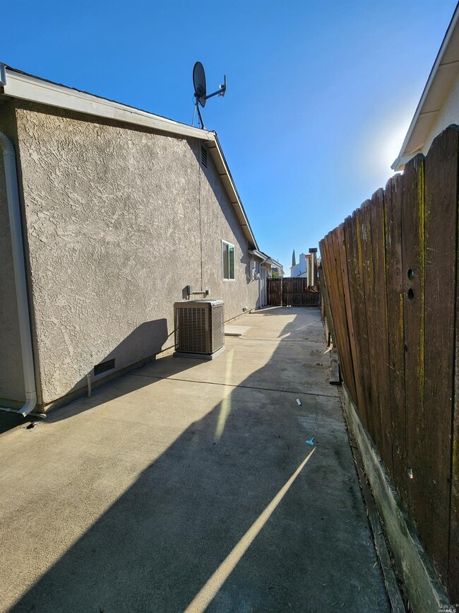 Building Photo - 354 Shamrock Ct