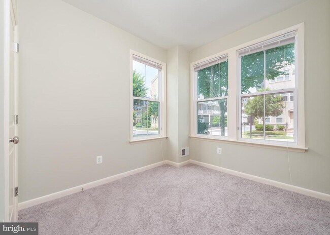 Building Photo - 252 Hemingway Dr