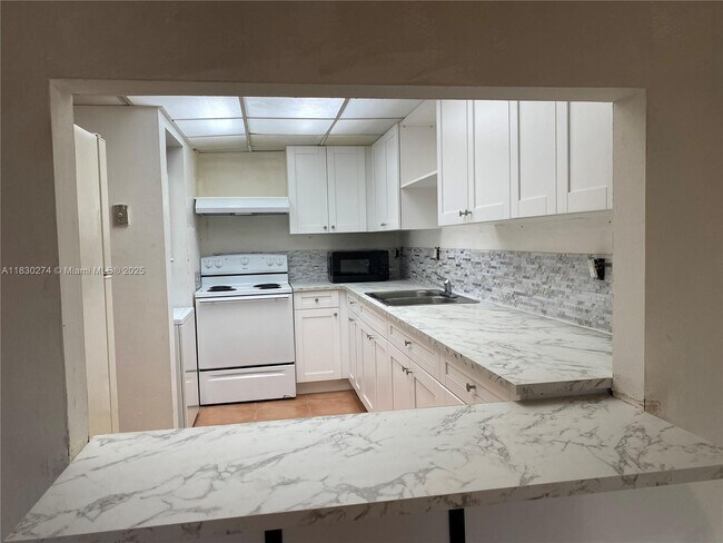 Foto del edificio - 10000 NW 80th Ct