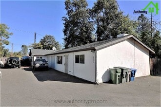 Building Photo - 5375 Rosswood St