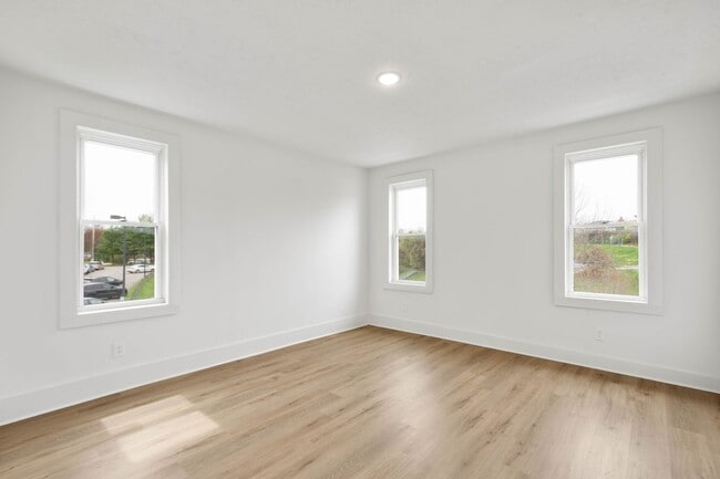 Foto del edificio - COMING SOON, LATE SEPTEMBER! 2-Bedroom END...