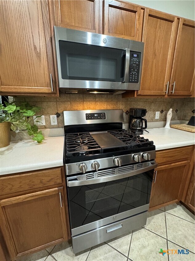 Foto del edificio - 5704 Meadow Wood Dr