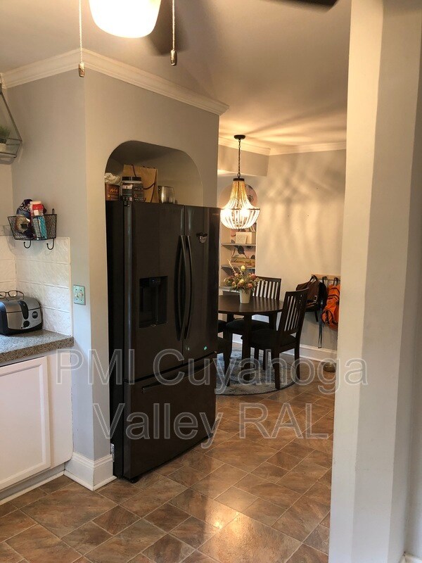Foto del edificio - 358 Merriman Rd