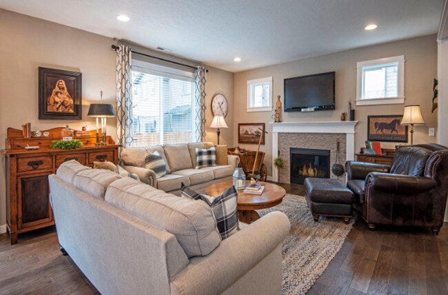 Building Photo - Modern 4-bdr with two Master Suites & Moun...