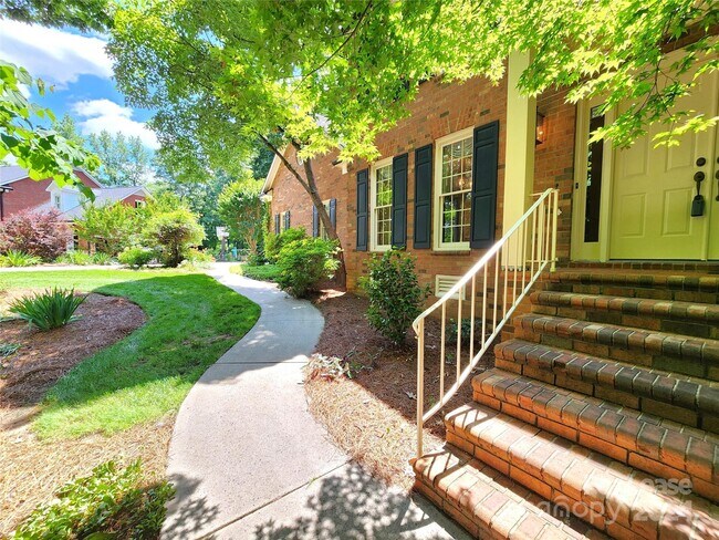 Foto del edificio - 1624 Chadmore Ln NW