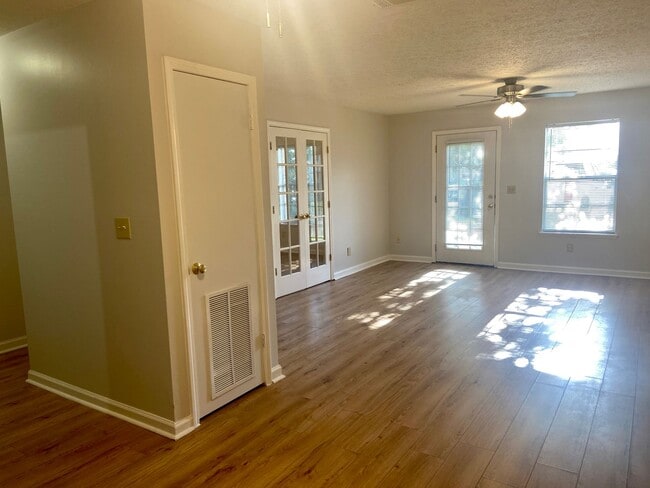 Building Photo - 2422 Johnson Dr