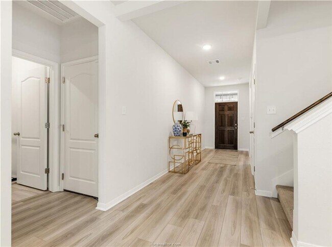 Foto del edificio - Gorgeous 2-Story on Quiet Cul de Sac
