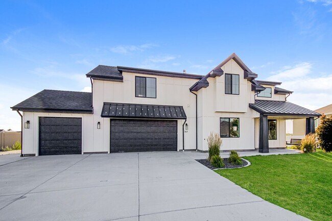 Building Photo - Spacious 3 Bed, 3 Bath Pet-Friendly Home w...