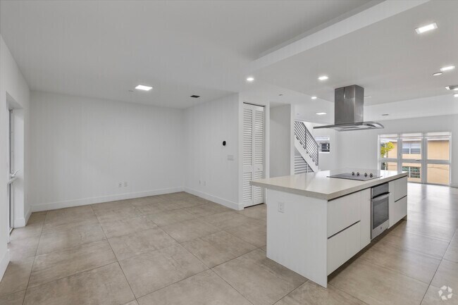 Casa adosada de 3 habitaciones y 3 baños - 434 SW 10th St