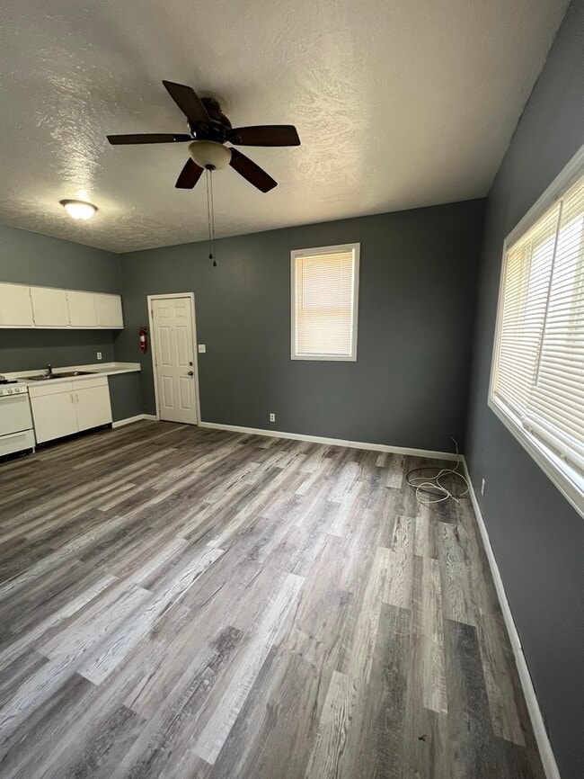 Building Photo - Charming 2 bed 1 bath!