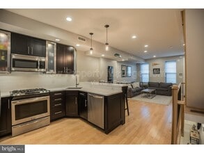 Building Photo - 533 Manton St