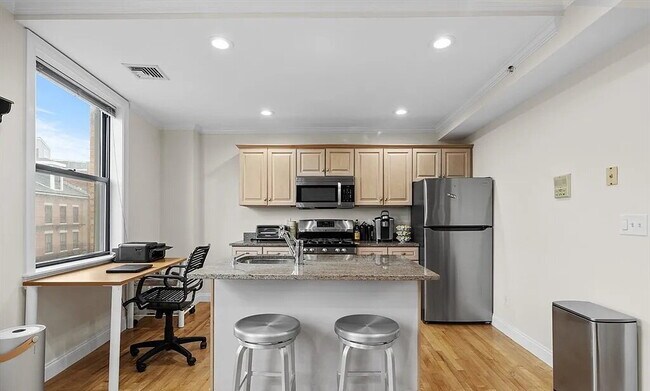 Foto del edificio - Bright & Spacious Unit with Natural Light