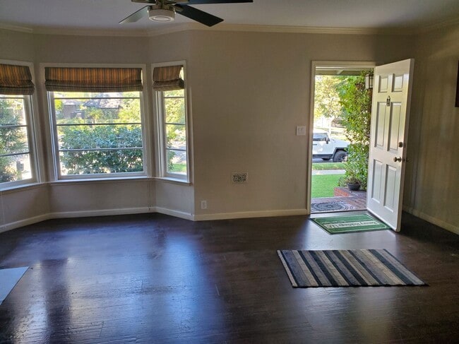 Building Photo - 621 Eaton Dr