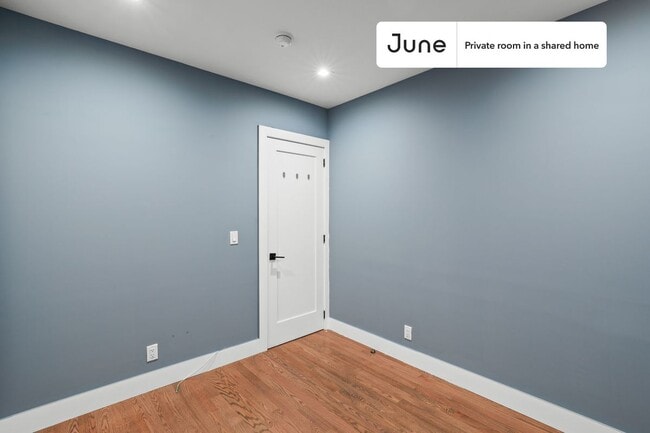 Building Photo - Private bedroom in 4 bed/2 bath Home