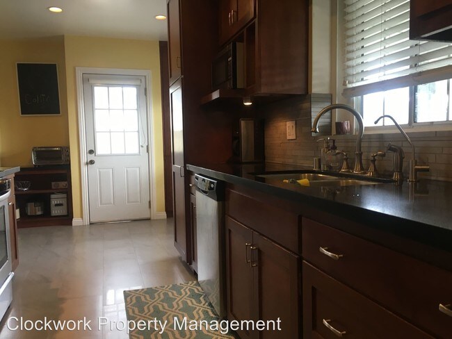 Building Photo - 10321 Mildred St