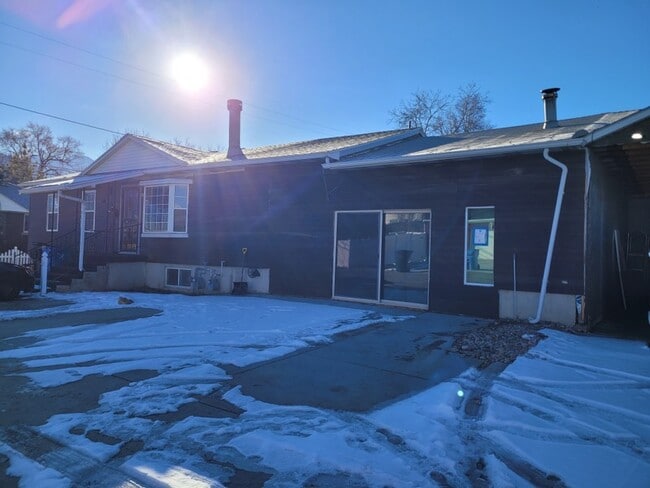 Building Photo - 918 3385 S