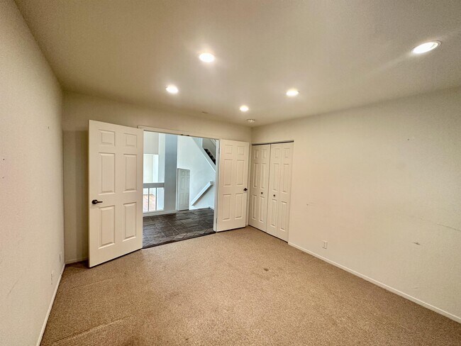 Building Photo - 6031 Ridgemont Dr
