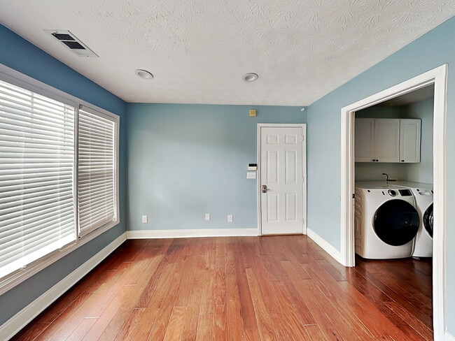 Building Photo - 17 Derby Way NE