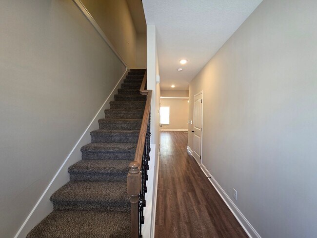 Foto del edificio - Live Where Comfort Meets Convenience in This Stylish 3 Bedroom Townhome