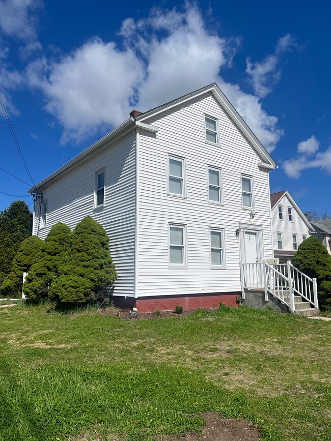 Building Photo - 704 Enfield St