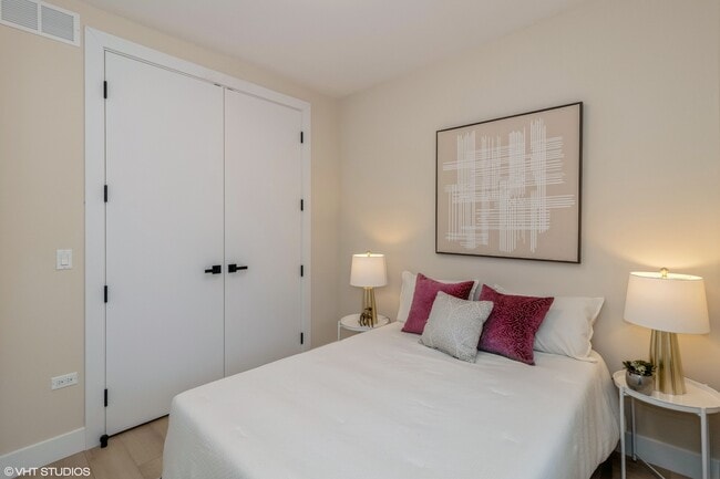 Foto del edificio - 3045 W Irving Park Rd