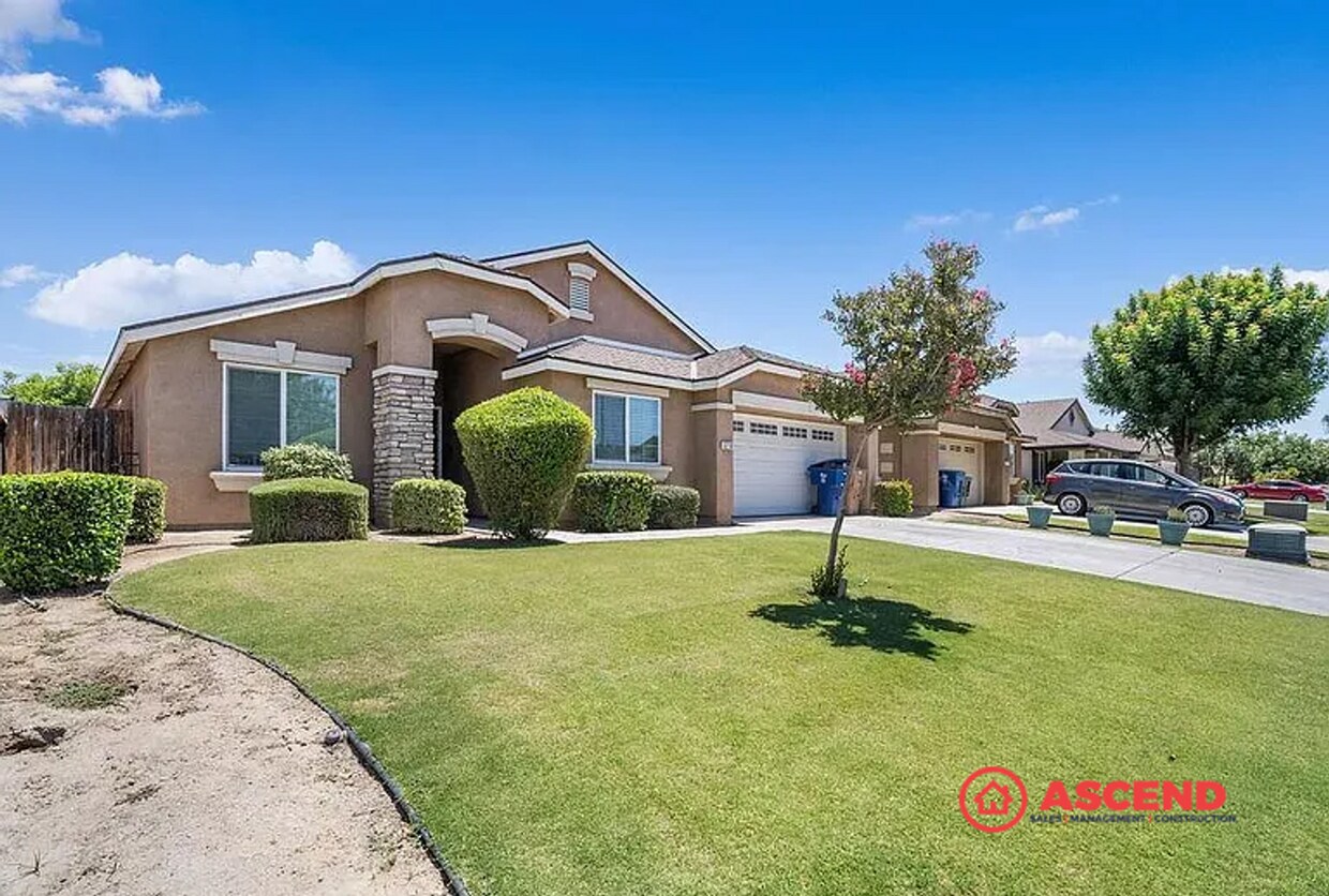 Foto principal - Lovely 4 Bedroom Home in Campus Park Area!