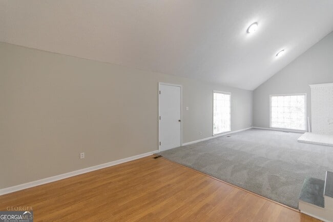 Building Photo - 281 W Lakeview Dr