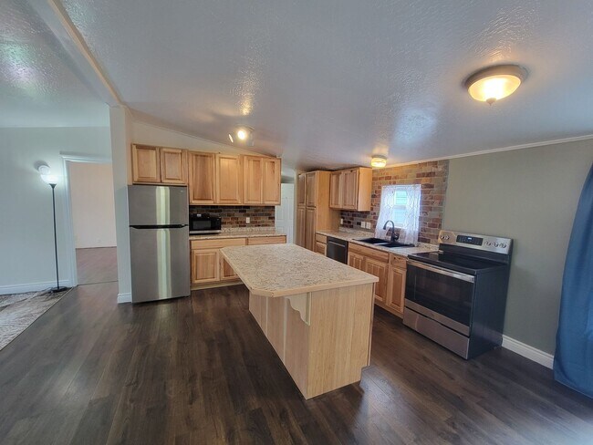 Building Photo - 3 Bedroom, 2 Bathroom single story in Oldt...