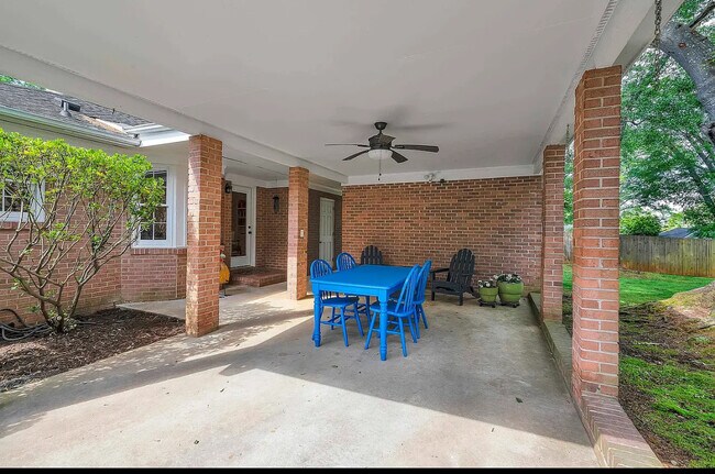 Foto del edificio - 244 Greengate Ln