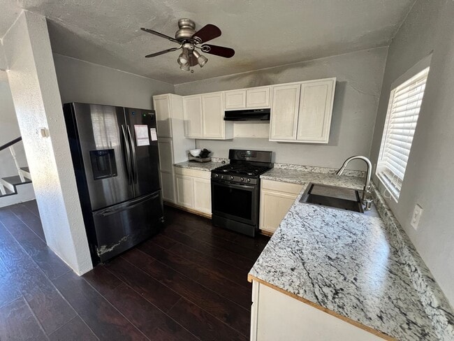 Foto del edificio - 2 Story, 2 Bedrooms, 2 Bath home with larg...
