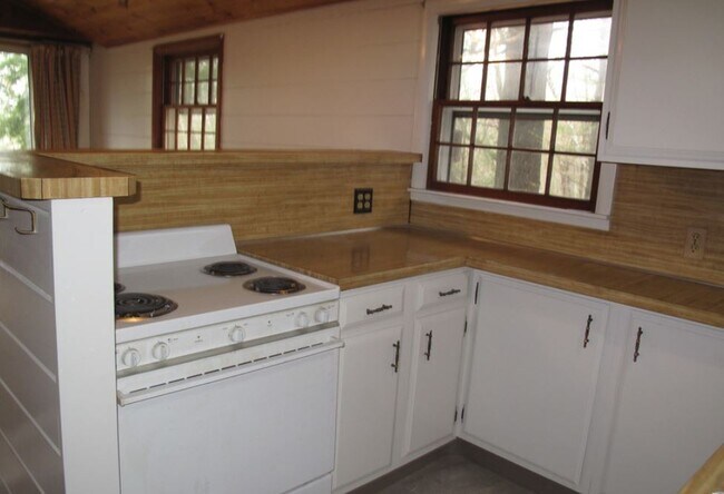 galley kitchen has full stove - 129 Newgate Rd