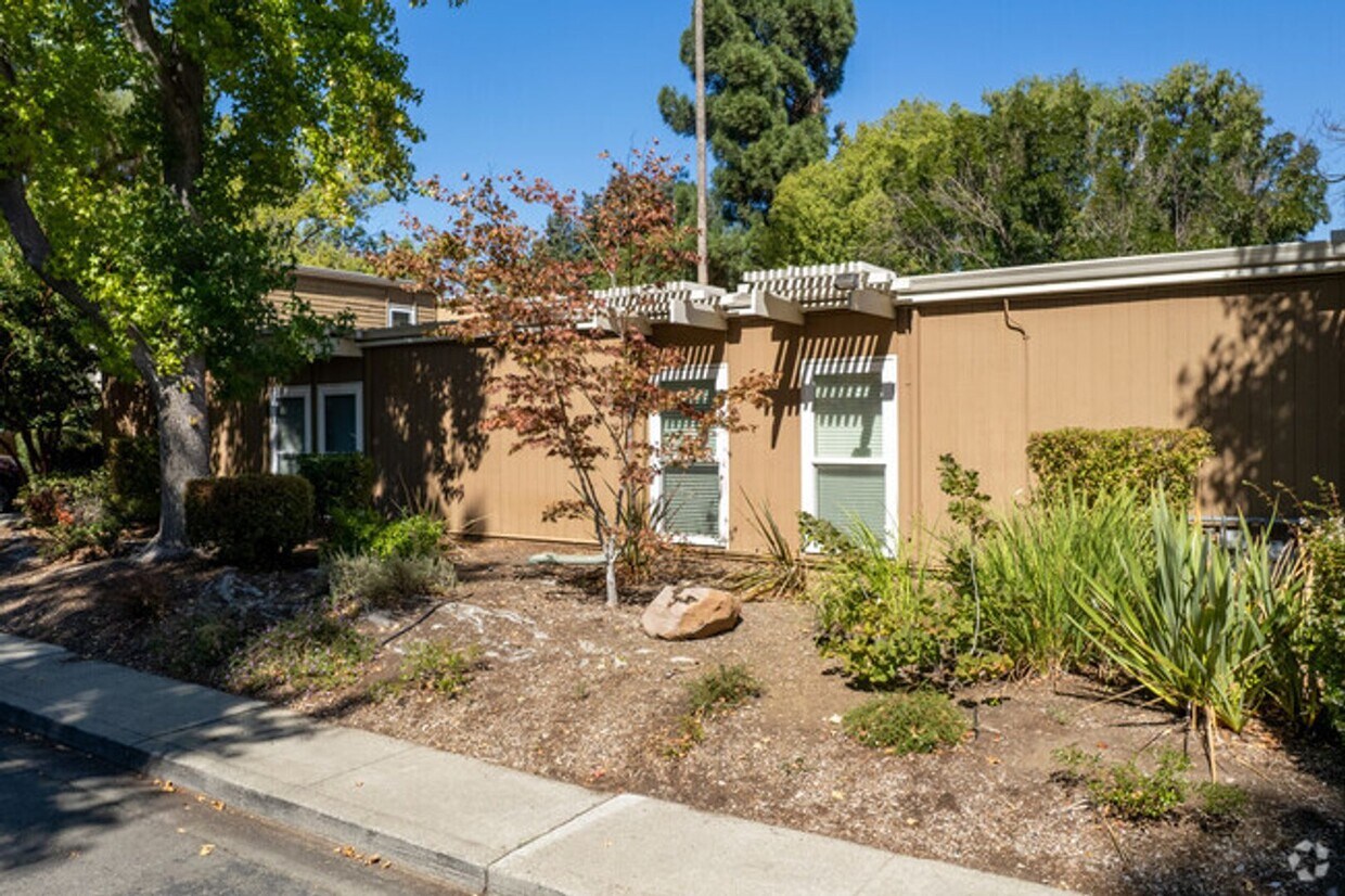 Foto principal - Charming 2-Bedroom Condo in Prime Walnut C...