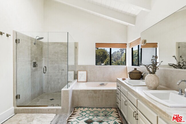 Foto del edificio - 29328 Heathercliff Rd