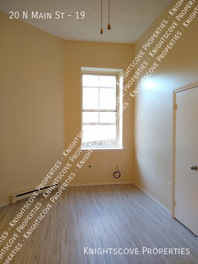 Foto del edificio - 20 N Main St