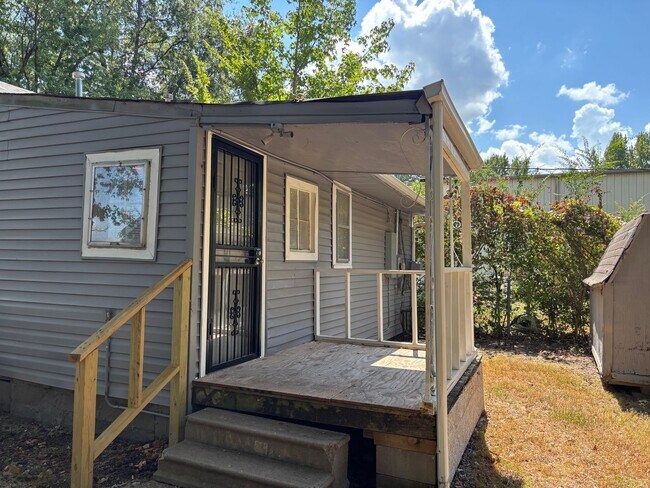 Building Photo - 2887 Woodlawn Terrace