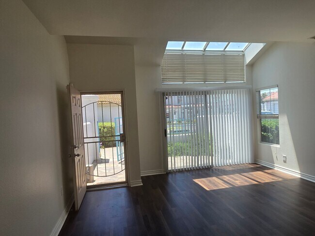 Foto del edificio - Gated Community~$2,595~ 2 Bed/2.5 Bath End Unit Townhome.
