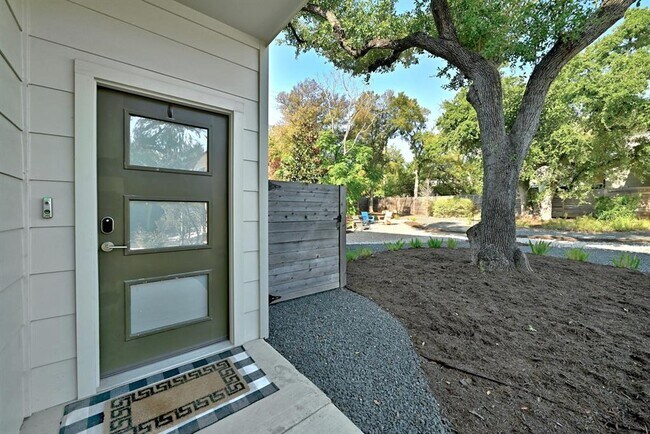 Building Photo - 6800 Menchaca Rd