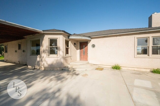 Building Photo - Kerman Lakeside Home, 3BR/2BA, Built 1950 ...