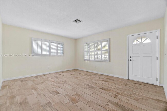 Foto del edificio - 838 NW 10th Ave