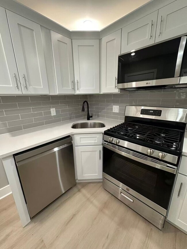 Building Photo - 2B1.5B house in Lower Moyamensing area Available NOW