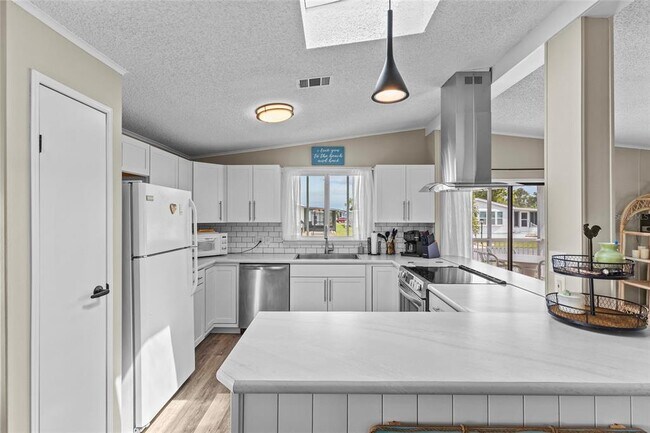 Building Photo - 611 La Jolla Cir