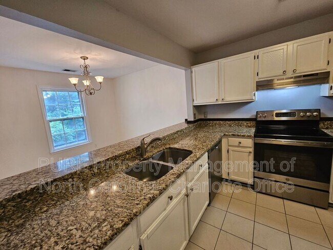 Foto del edificio - 3302 Selwyn Farms Ln