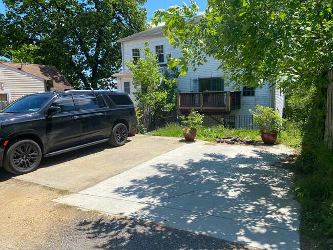 Casa, patio trasero y camino de entrada. - 140A Wilmington Pl Se