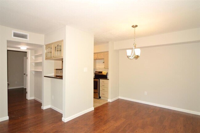 Foto del edificio - 3300 Pebblebrook Dr