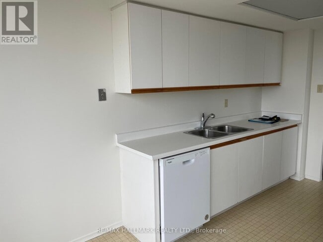 Photo du bâtiment - 7601-7601 Bathurst St