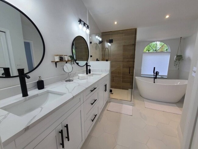 Building Photo - Chic Stylish Pool House newly renovated