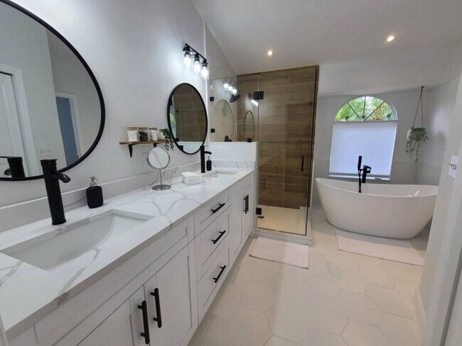 Foto del edificio - Chic Stylish Pool House newly renovated