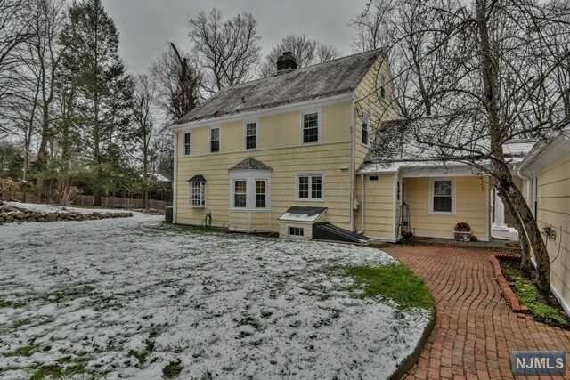 Foto del edificio - 320 E Saddle River Rd