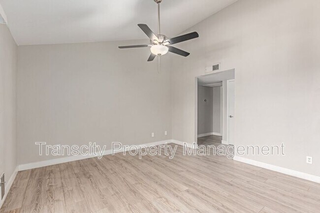 Foto del edificio - 10610 S 48th St